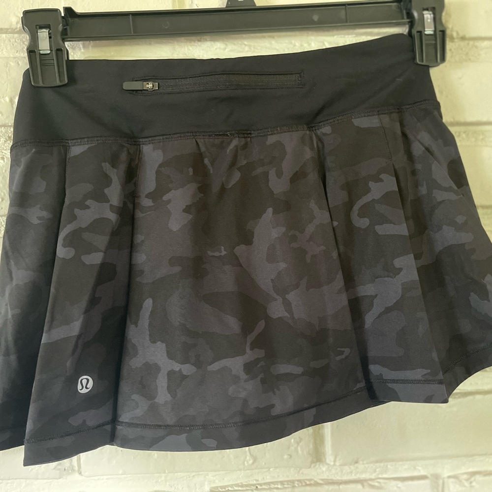 Lululemon Pace Rival Skirt Size 4 Reg Black Camo w/ Built-In Shorts